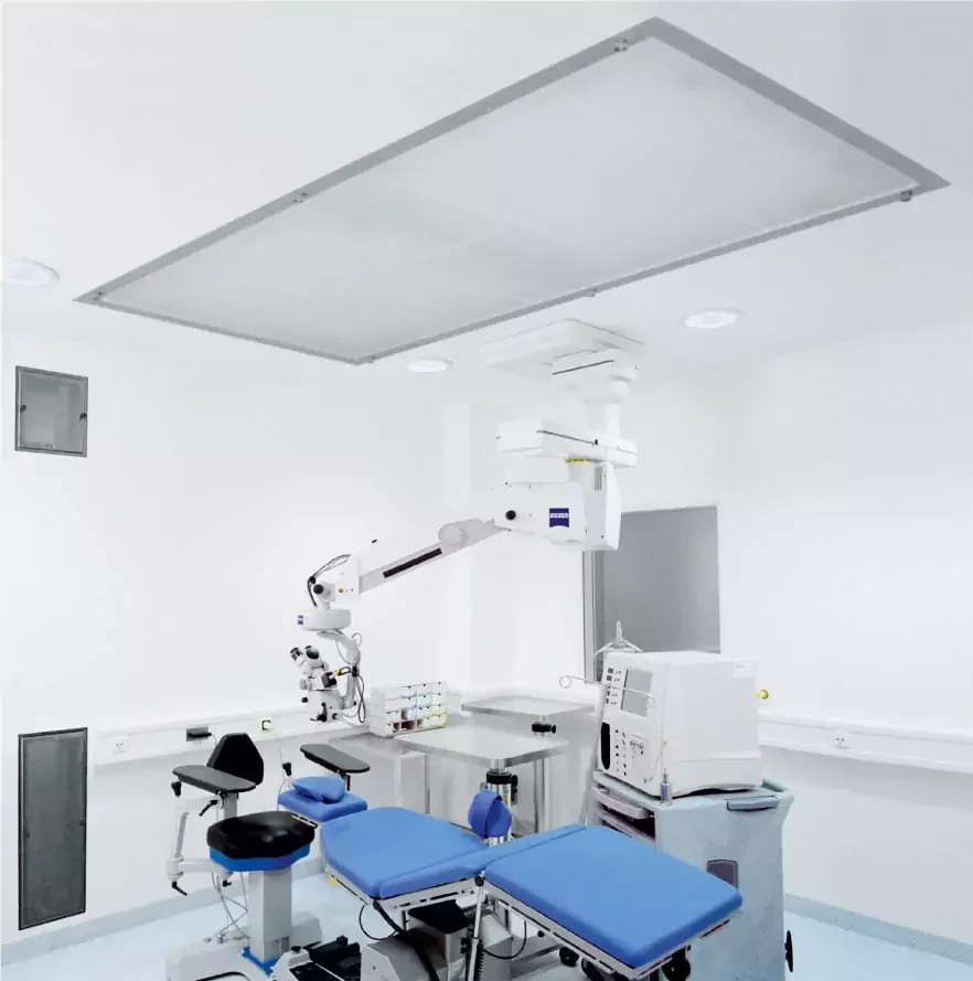Moderner Operationsraum mit installierter OP-Zuluftdecke, CG-Verteiler und Laminarisator bei Optek.