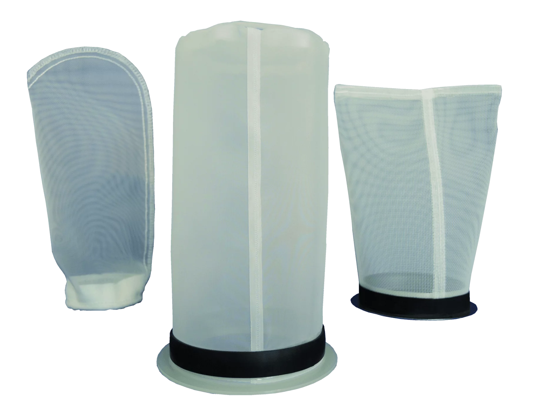 Drei technische Industriefilter und Filterbeutel für industrielle Trenntechnik und Filtration vor weißem Hintergrund.